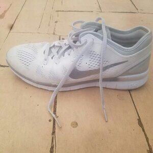 Nike womens shoes size 8.5  Free TR fit 5 white